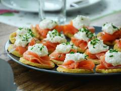 Smoked salmon blinis